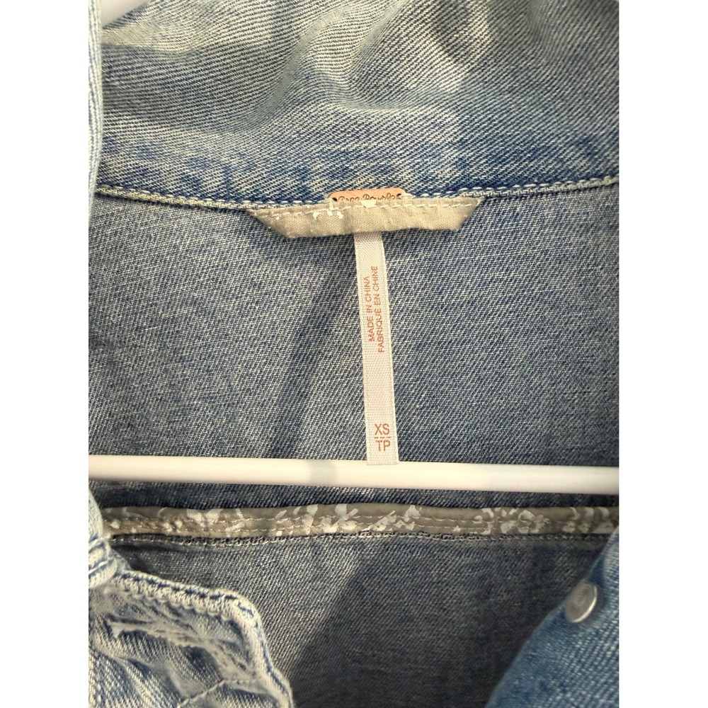 Free People Denim Jean Jacket Light Wash Distressed Button Front XS - Picture 2 of 7